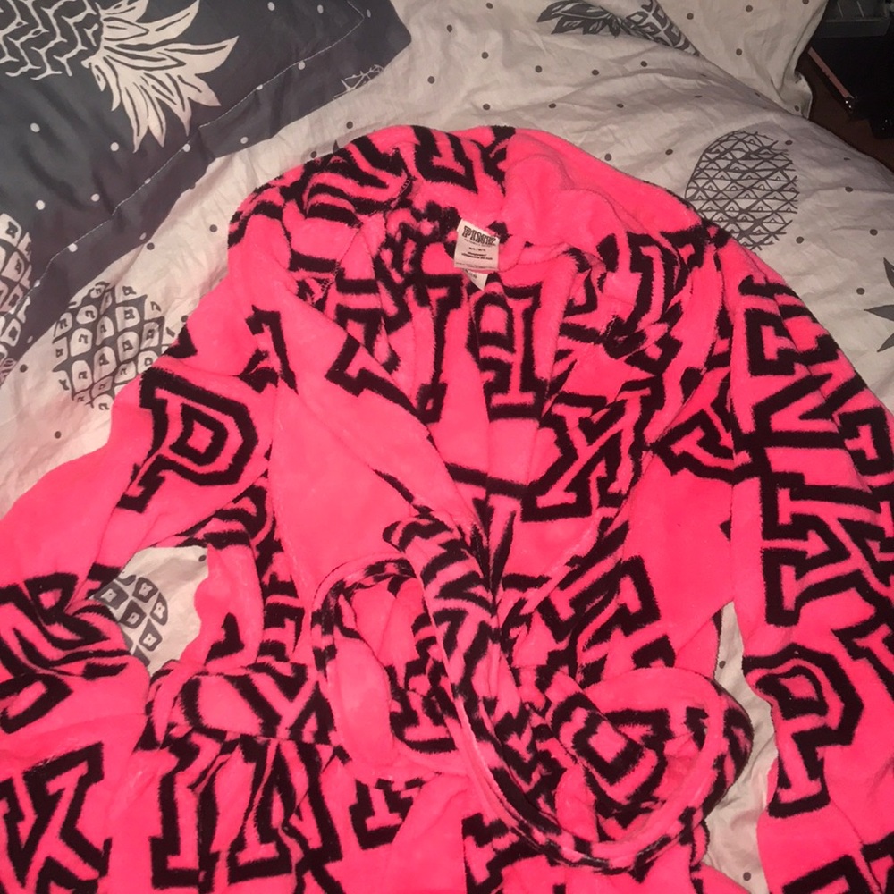 VS PINK robe, never used.